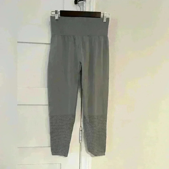 Fabletics Mesh Bottom Seamless Gray 7/8 Leggings- Size Medium- EUC - Picture 1 of 5
